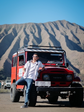 吉普车越野旅行帅哥图片